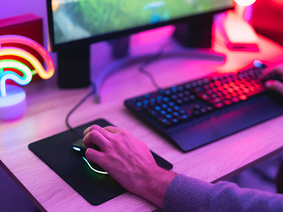 Configurazione computer gaming personalizzata con periferiche RGB