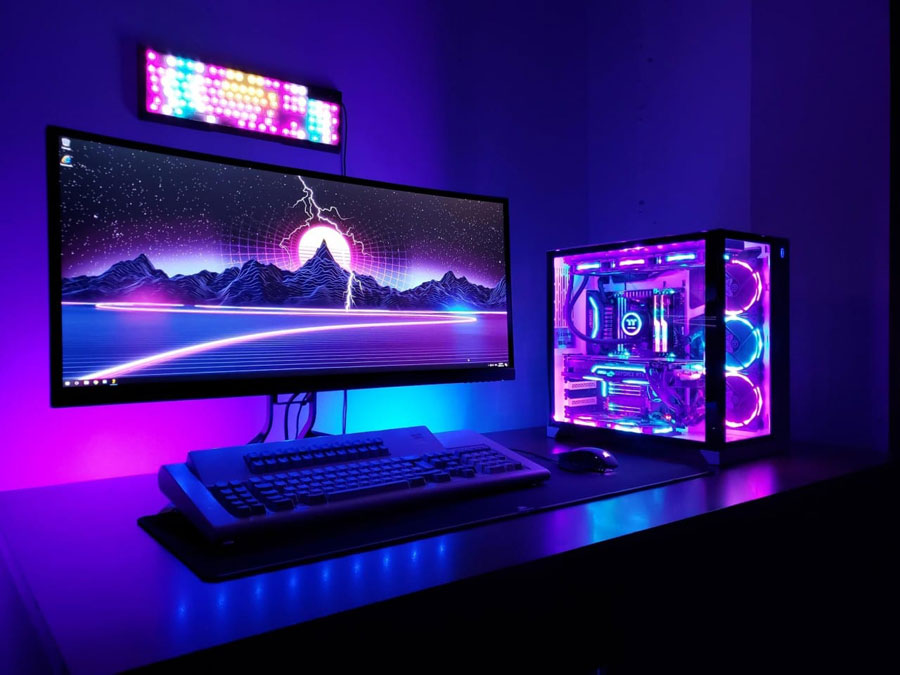PC gaming assemblato a Brescia con illuminazione RGB e monitor gaming